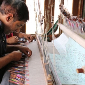 tole en cachemire  motifs floraux inspirs du style Kani, confection artisanale et semi-mcanise en Inde
