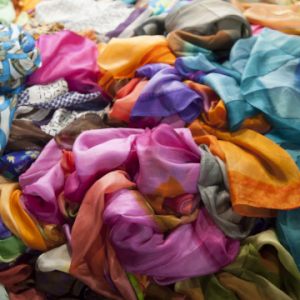 Foulard carr en soie peinte  la main, lgant et polyvalent, pour homme et femme