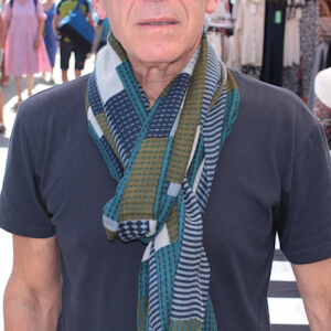 �charpe en cachemire � motifs port�e par un homme