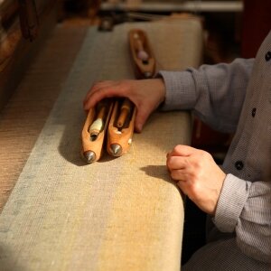 Artisan tissant un pashmina 100 % cachemire � la main, avec des navettes traditionnelles