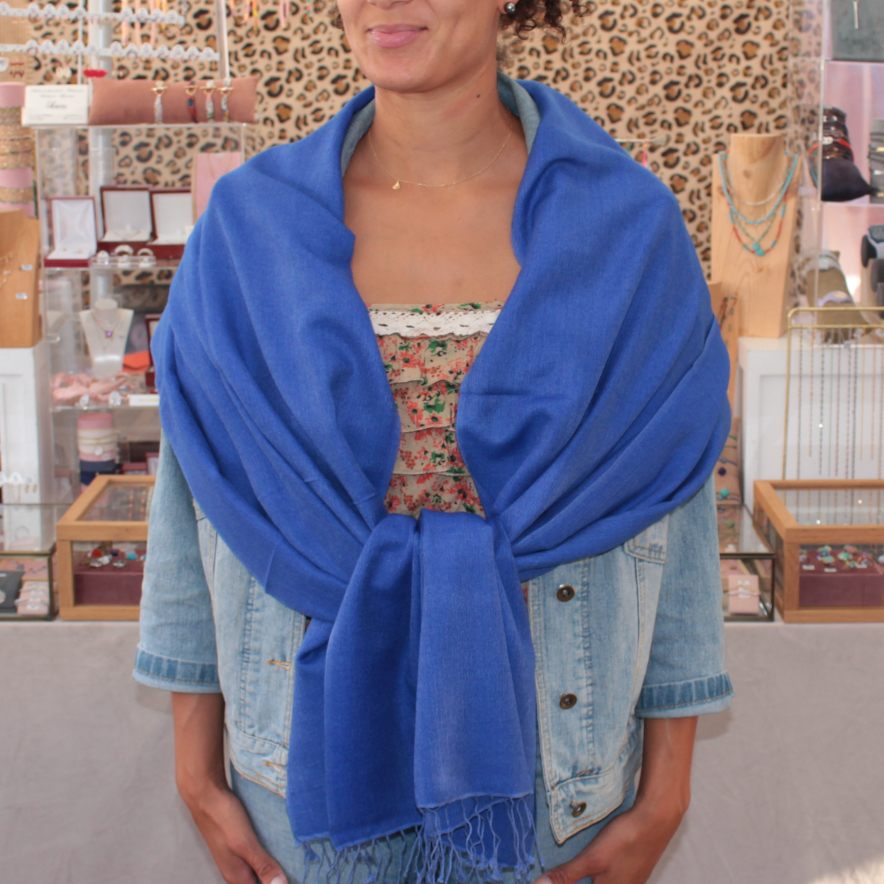 Pashmina bleu port par une femme