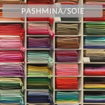 Pashmina en cachemire et soie, tole cachemire et soie du Npal, range sur tagre