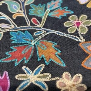 tole en cachemire brode  motifs floraux, confection artisanale Inde