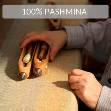 Artisan tissant un pashmina 100 % cachemire � la main avec des navettes traditionnelles