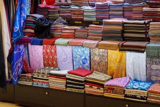 tolеs, charpes et chles artisanaux en pashmina, cachemire et soie, unis ou  motifs, produits en Inde et au Npal, luxe et confort