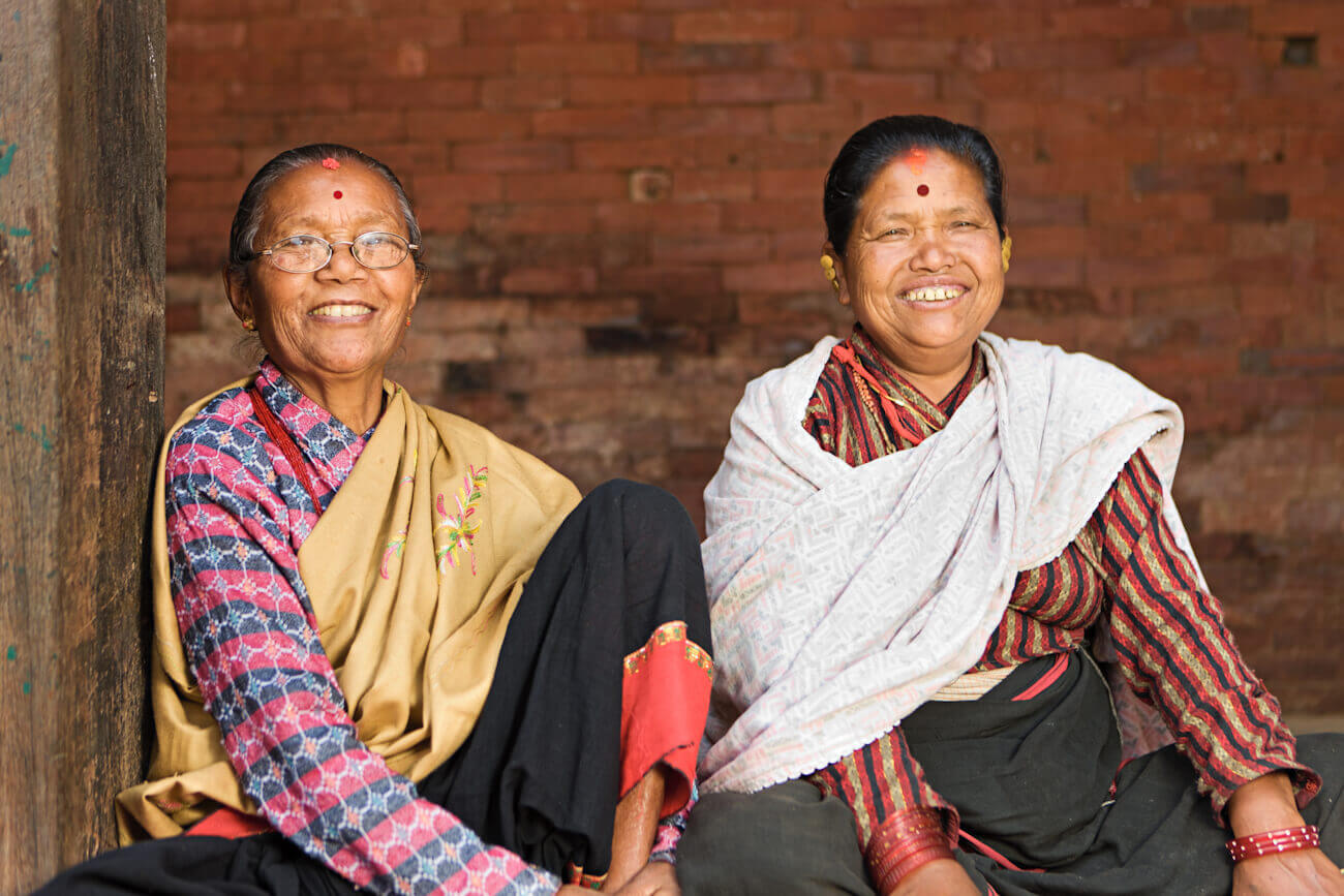 Artisanes népalaises travaillant la laine et la soie, illustrant l’entretien et le savoir-faire autour du pashmina, du cachemire et de la soie