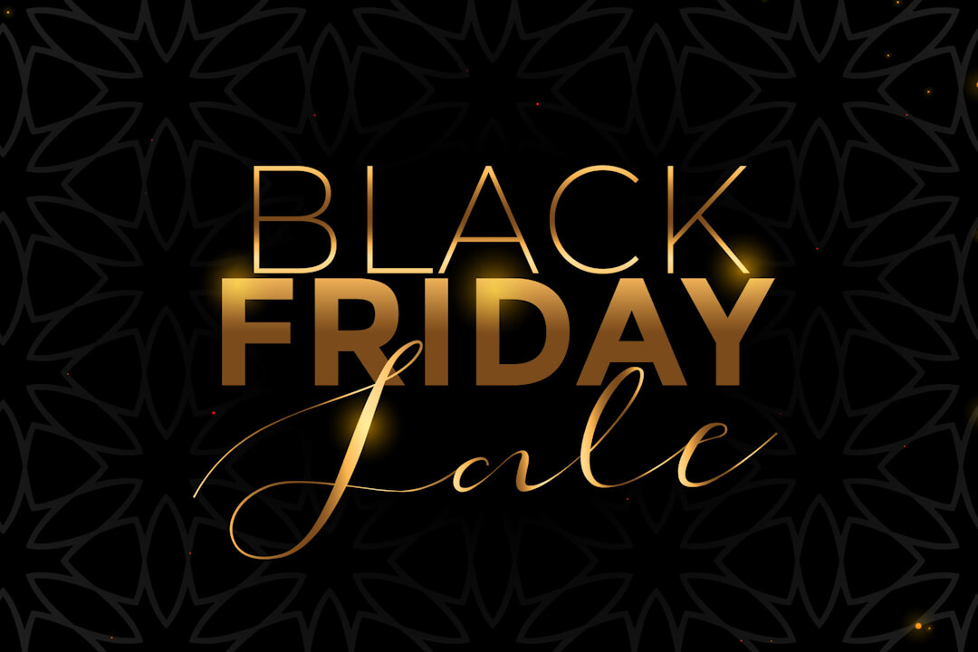 Femme npalaise devant une porte traditionnelle sculpte, symbolisant l’artisanat authentique de Fleur du Npal