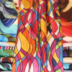 Lightweight silk scarves for women, soft and thermo-regulating, woven in India with traditional or modern patterns.